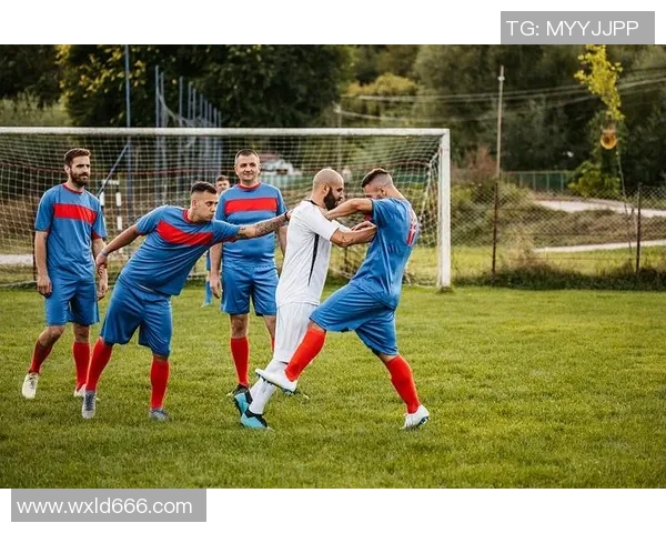 天皇杯决战浦和红钻与鹿岛鹿角激烈对抗展现足球魅力