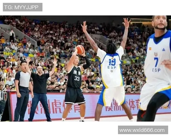 广州男篮与深圳男篮激战正酣谁能在这场对决中笑到最后